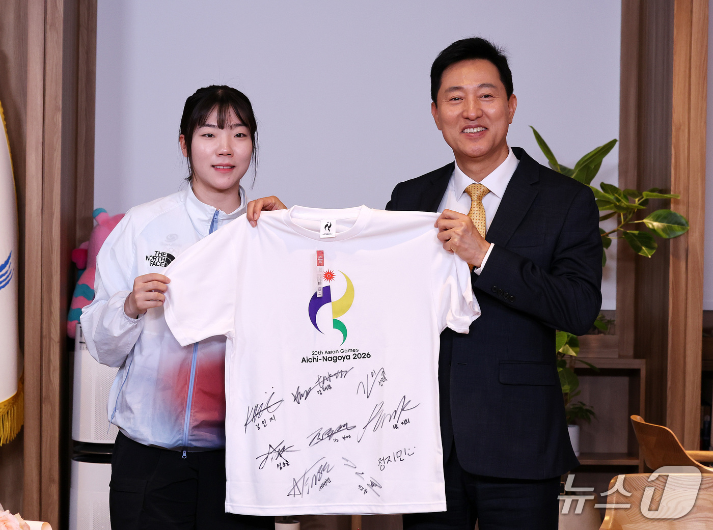(서울=뉴스1) 박지혜 기자 = 2026 아이치·나고야 아시안게임 펜싱 여자 사브르 단체전 금메달리스트 전하영(서울시청)이 8일 서울 중구 서울시청 시장실에서 열린 서울시청 소속 …