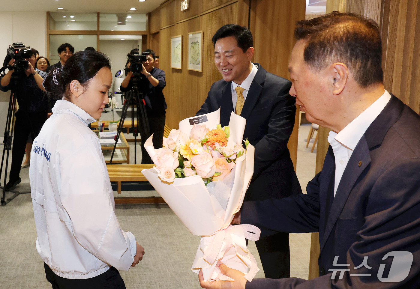 (서울=뉴스1) 박지혜 기자 = 오세훈 서울시장이 8일 서울시청에서 열린 2026 아시안게임 출전 서울시청 소속 선수 오찬 행사에서 스포츠 클라이밍 서채현 선수와 인사하고 있다. …