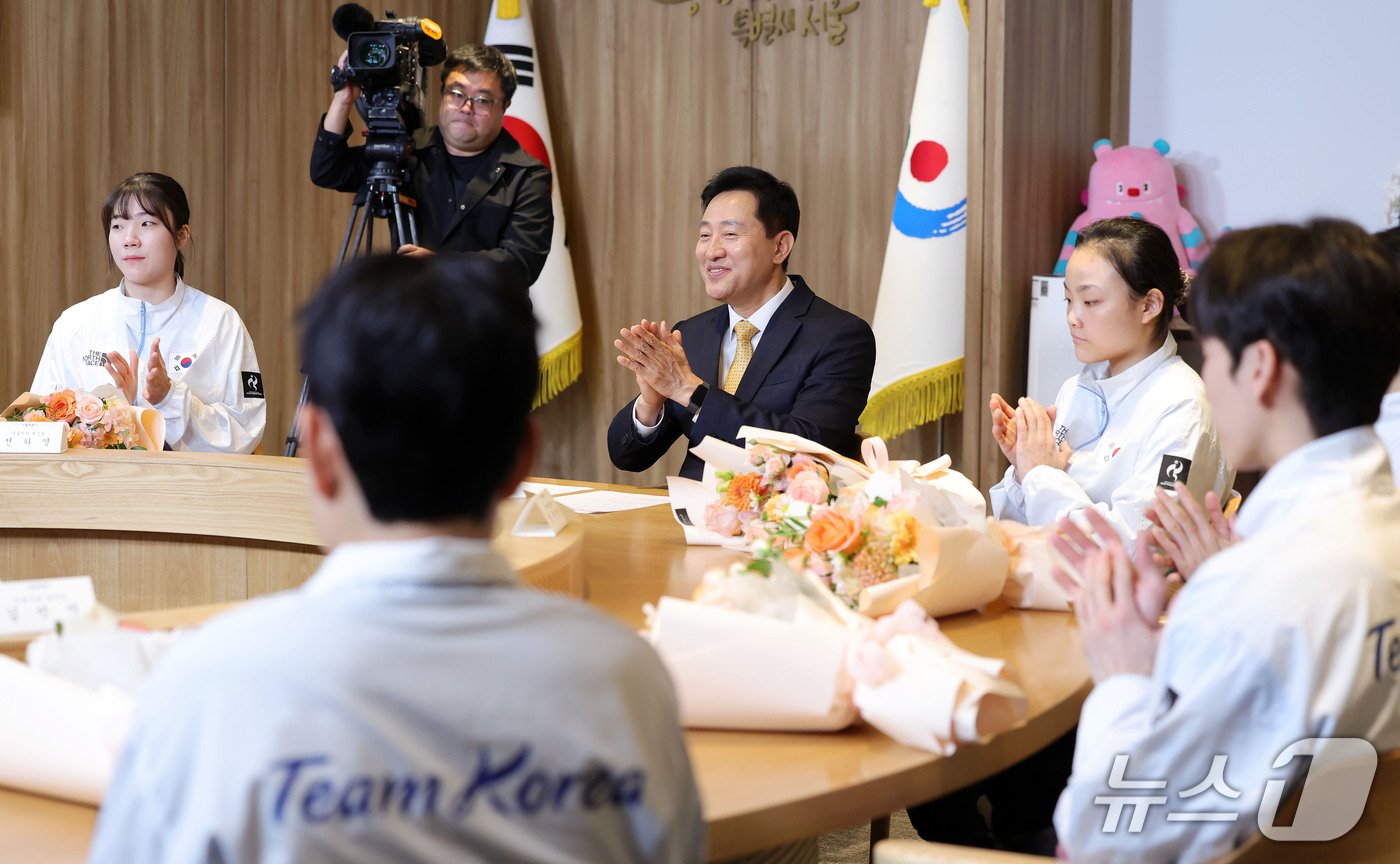 (서울=뉴스1) 박지혜 기자 = 오세훈 서울시장이 8일 서울시청에서 열린 2026 아시안게임 출전 서울시청 소속 선수 오찬 행사에서 선수들에게 격려의 박수를 보내고 있다. (공동취 …