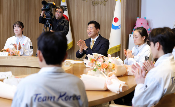 선수들에게 격려의 박수 보내는 오세훈 서울시장
