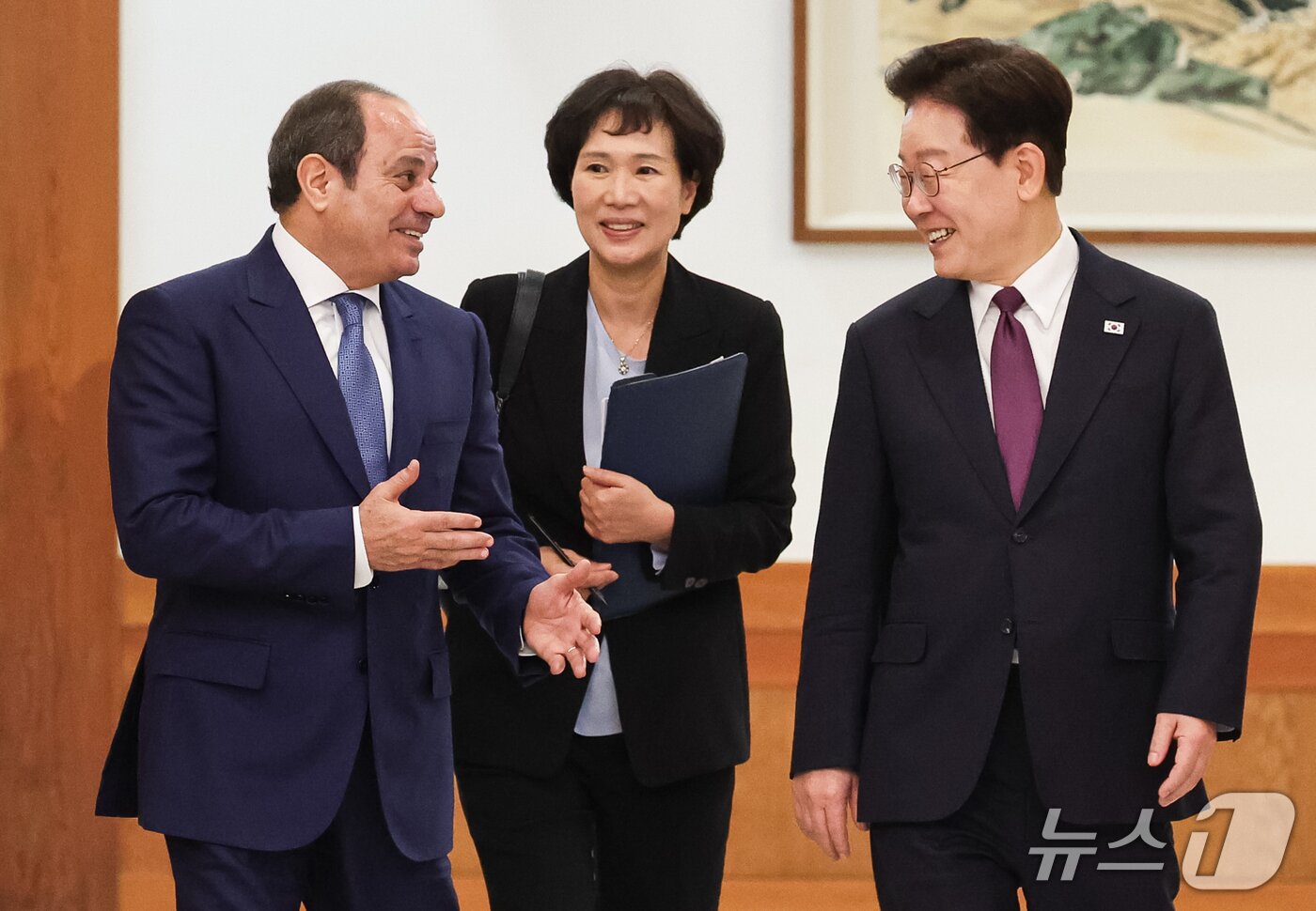 본문 이미지 - 이재명 대통령과 압델파타 알시시 이집트 대통령이 8일 청와대에서 열린 공동언론발표에 입장하고 있다. 2026.10.8 ⓒ 뉴스1 허경 기자