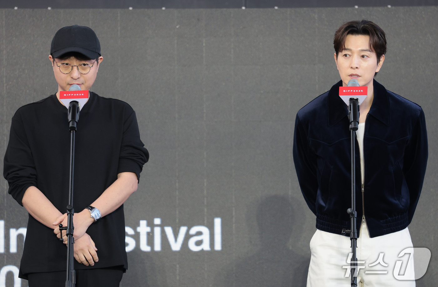(부산=뉴스1) 권현진 기자 = 홍성민 감독과 배우 정성일(오른쪽)이 8일 부산 해운대구 영화의전당 루프씨어터에서 열린 ‘제31회 부산국제영화제’ 영화 ‘자필’ 야외무대인사에서 인 …