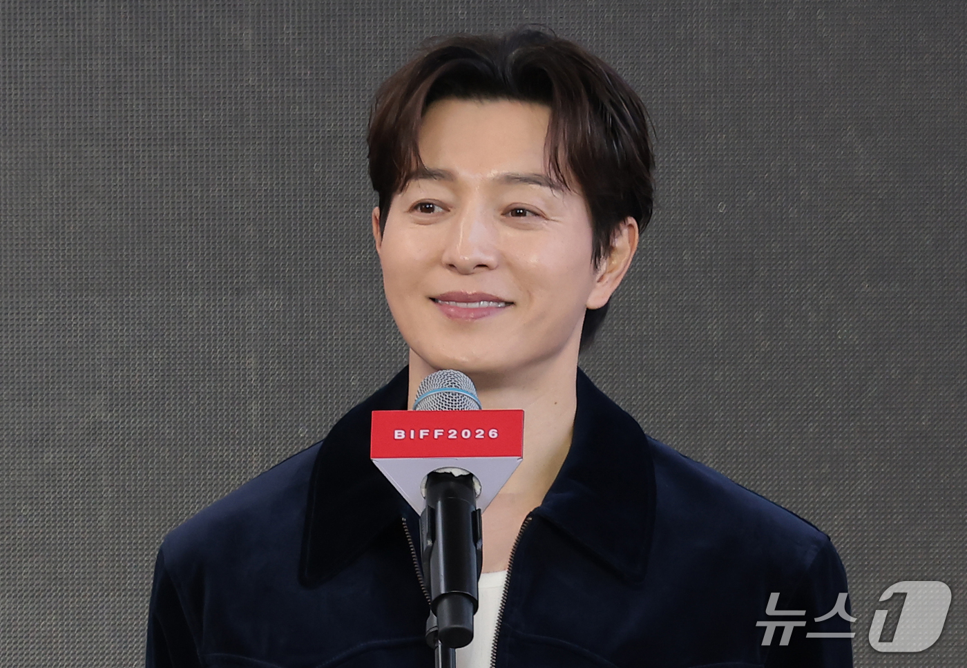 (부산=뉴스1) 권현진 기자 = 배우 정성일이 8일 부산 해운대구 영화의전당 루프씨어터에서 열린 ‘제31회 부산국제영화제’ 영화 ‘자필’ 야외무대인사에서 미소를 짓고 있다. 202 …