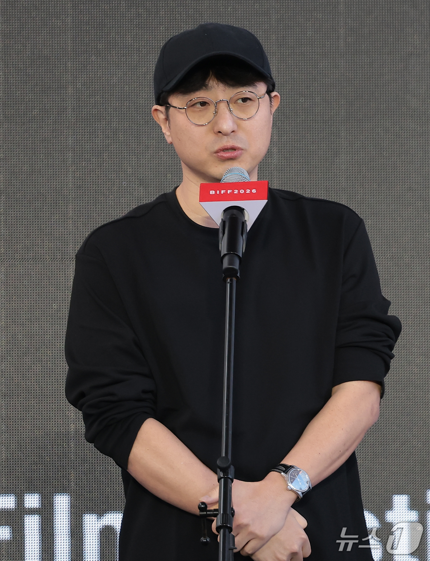 (부산=뉴스1) 권현진 기자 = 홍성민 감독이 8일 부산 해운대구 영화의전당 루프씨어터에서 열린 ‘제31회 부산국제영화제’ 영화 ‘자필’ 야외무대인사에서 인사말을 하고 있다. 20 …