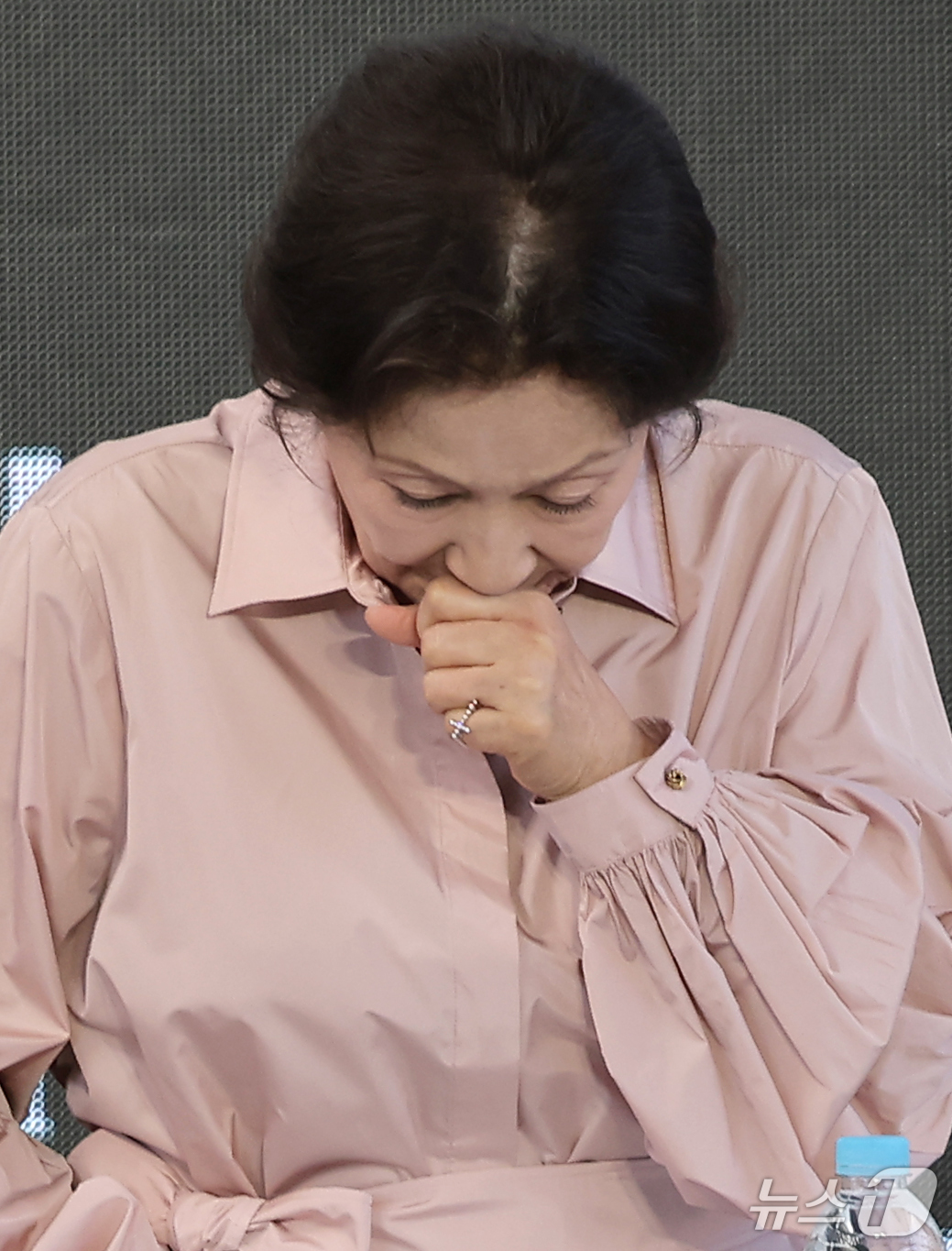 (부산=뉴스1) 권현진 기자 = 배우 김혜자가 8일 부산 해운대구 영화의전당 루프씨어터에서 열린 ‘제31회 부산국제영화제’ 영화 ‘여전히 찬란하게’ 야외무대인사에서 기침을 하고 있 …