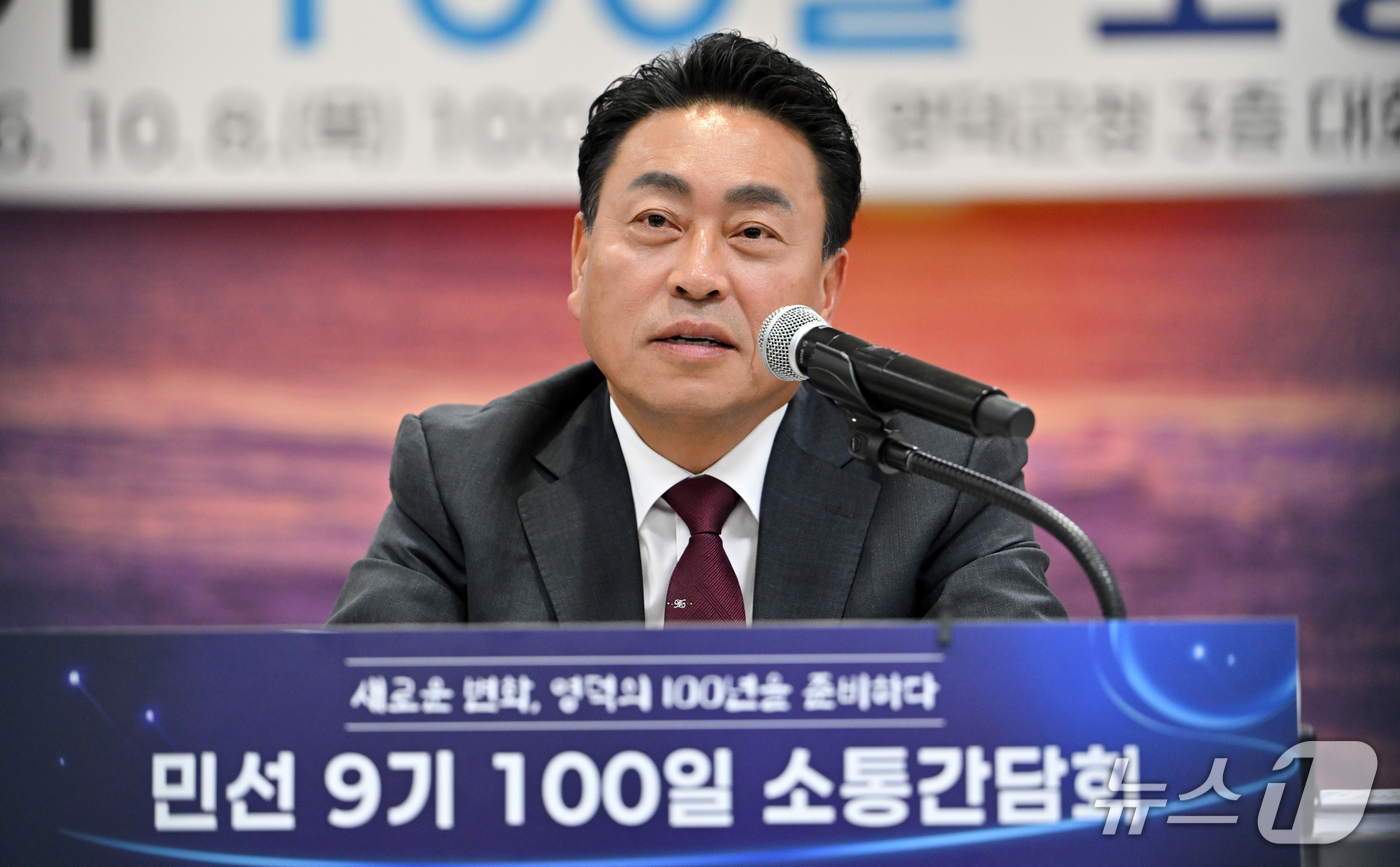 (영덕=뉴스1) 최창호 기자 = 조주홍 경북 영덕군수가 10일 군청 대회의실에서 열린 민선 9기 취임 100일 간담회에서 100명의 군민과 군정 운영 방향 등을 발표하고 있다. 2 …