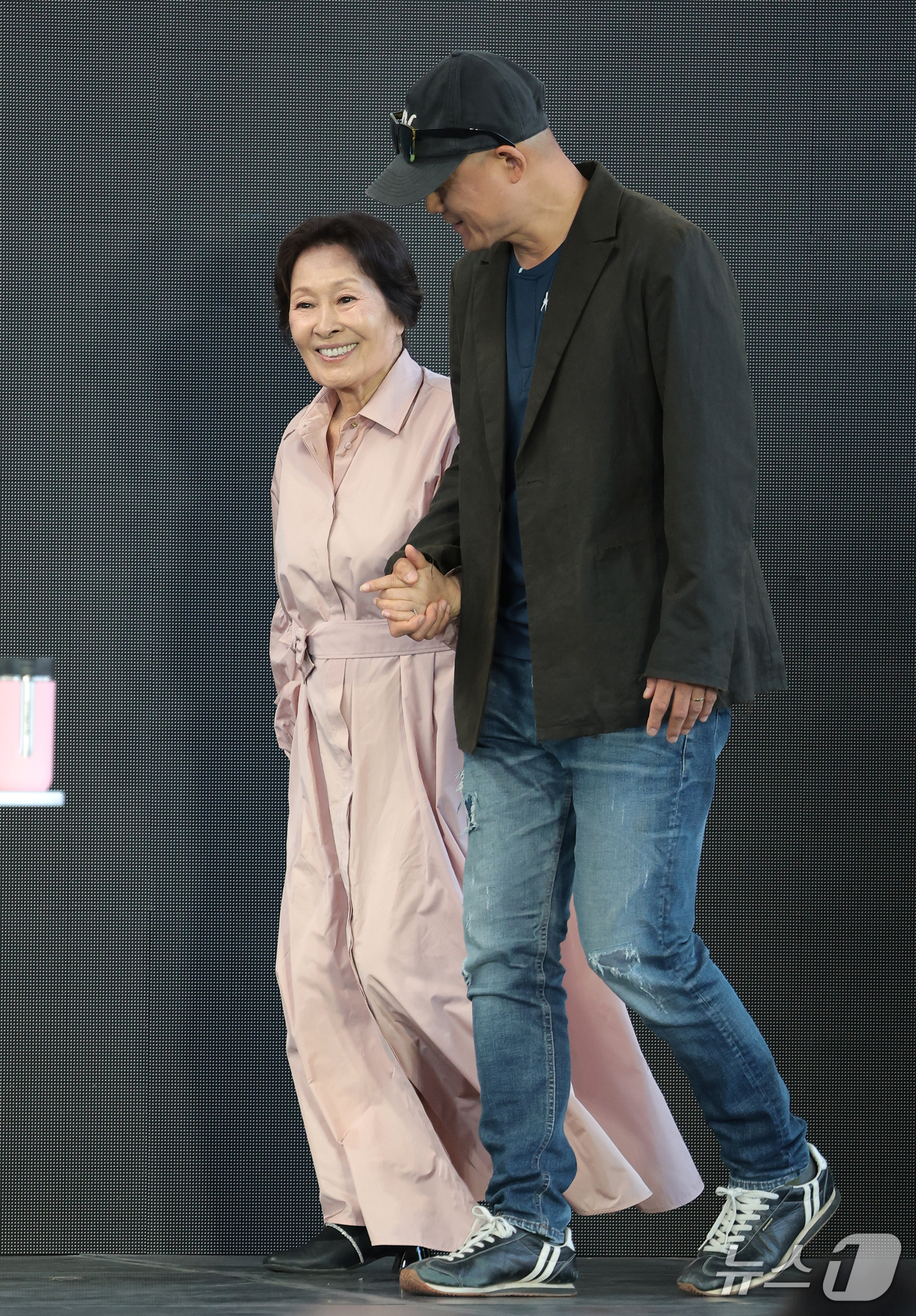 (부산=뉴스1) 권현진 기자 = 배우 김혜자가 8일 부산 해운대구 영화의전당 루프씨어터에서 열린 ‘제31회 부산국제영화제’ 영화 ‘여전히 찬란하게’ 야외무대인사에서 송일곤 감독(오 …