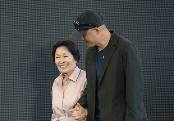 "이름 없는 들꽃처럼 있고 싶다"…김혜자 마음 돌린 6번의 설득 [BIFF]