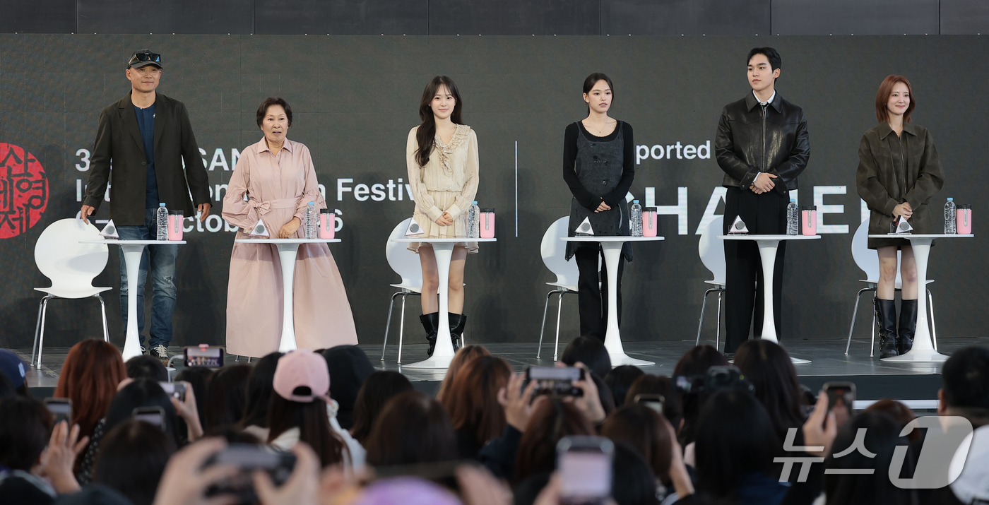(부산=뉴스1) 권현진 기자 = 송일곤 감독(왼쪽부터)과 배우 김혜자, 박서경, 최주은, 문성현, 이세영이 8일 부산 해운대구 영화의전당 루프씨어터에서 열린 ‘제31회 부산국제영화 …