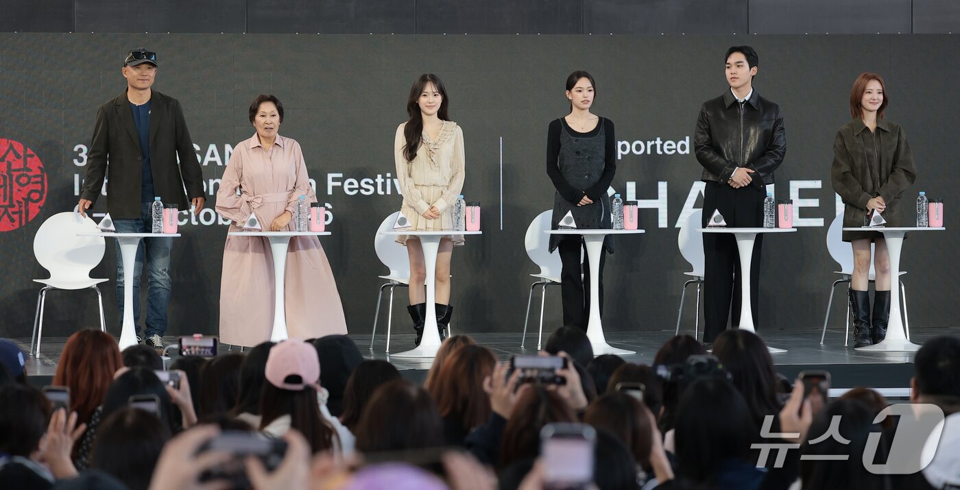 본문 이미지 - 송일곤 감독(왼쪽부터)과 배우 김혜자, 박서경, 최주은, 문성현, 이세영이 8일 부산 해운대구 영화의전당 루프씨어터에서 열린 ‘제31회 부산국제영화제’ 영화 ‘여전히 찬란하게’ 야외무대인사에서 인사를 하고 있다. 2026.10.8 ⓒ 뉴스1 권현진 기자