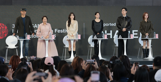 무대인사 하는 '여전히 찬란하게' 주역들