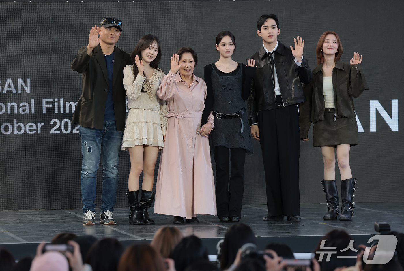 (부산=뉴스1) 권현진 기자 = 송일곤 감독(왼쪽부터)과 배우 박서경, 김혜자, 최주은, 문성현, 이세영이 8일 부산 해운대구 영화의전당 루프씨어터에서 열린 ‘제31회 부산국제영화 …