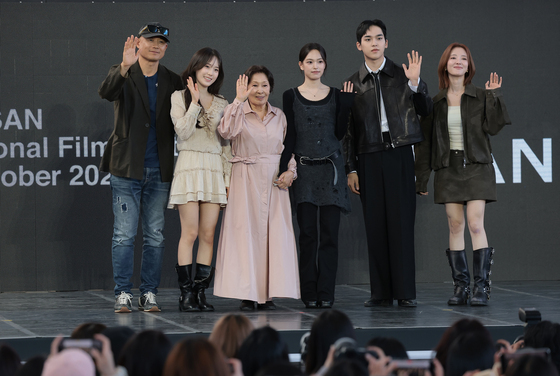 '여전히 찬란하게' 영화 주역들과 무대 인사하는 김혜자