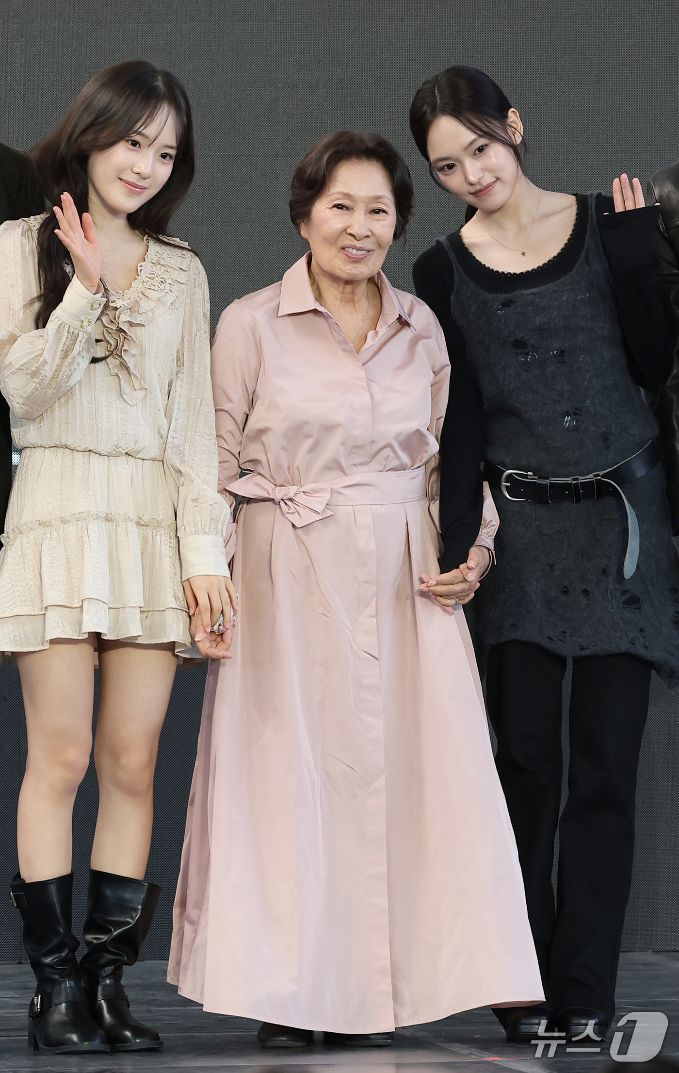 (부산=뉴스1) 권현진 기자 = 배우 박서경(왼쪽부터)과 김혜자, 최주은이 8일 부산 해운대구 영화의전당 루프씨어터에서 열린 ‘제31회 부산국제영화제’ 영화 ‘여전히 찬란하게’ 야 …