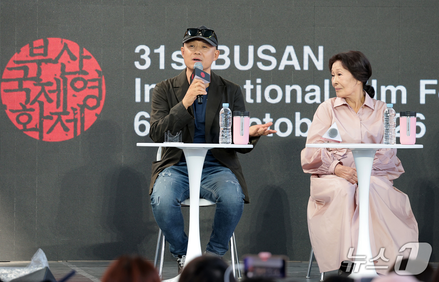 (부산=뉴스1) 권현진 기자 = 송일곤 감독(왼쪽)이 8일 부산 해운대구 영화의전당 루프씨어터에서 열린 ‘제31회 부산국제영화제’ 영화 ‘여전히 찬란하게’ 야외무대인사에서 배우 김 …