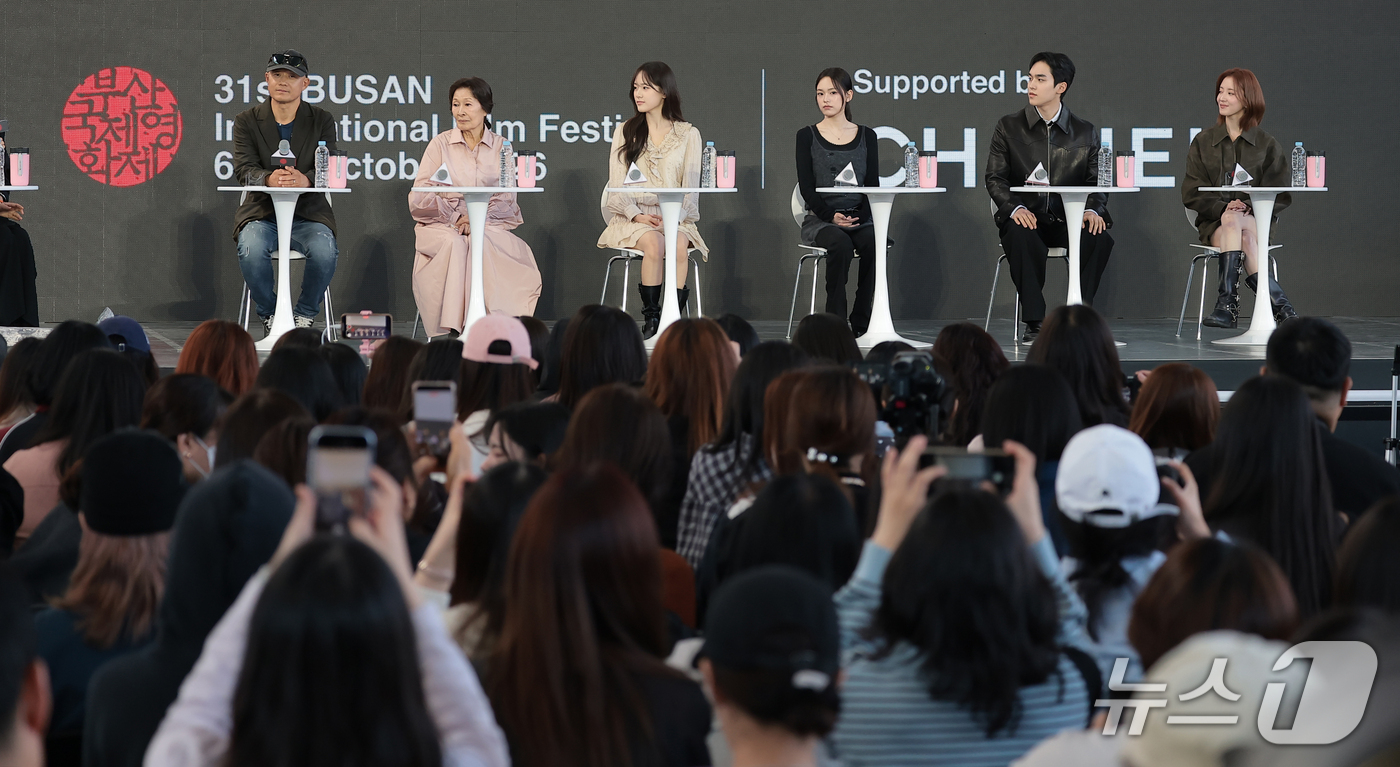 (부산=뉴스1) 권현진 기자 = 송일곤 감독(왼쪽부터)과 배우 김혜자, 박서경, 최주은, 문성현, 이세영이 8일 부산 해운대구 영화의전당 루프씨어터에서 열린 ‘제31회 부산국제영화 …