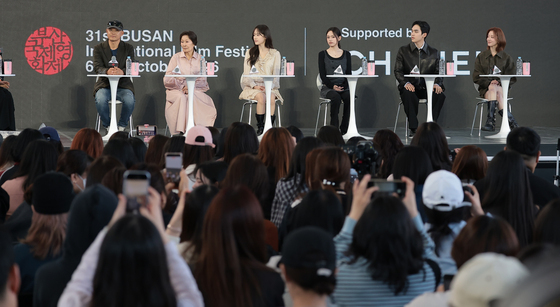 '여전히 찬란하게' 야외무대인사