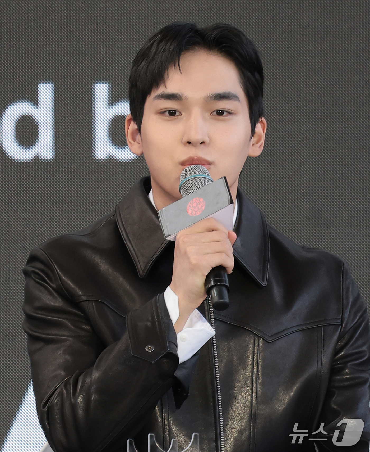 (부산=뉴스1) 권현진 기자 = 배우 문성현이 8일 부산 해운대구 영화의전당 루프씨어터에서 열린 ‘제31회 부산국제영화제’ 영화 ‘여전히 찬란하게’ 야외무대인사에서 인사를 하고 있 …