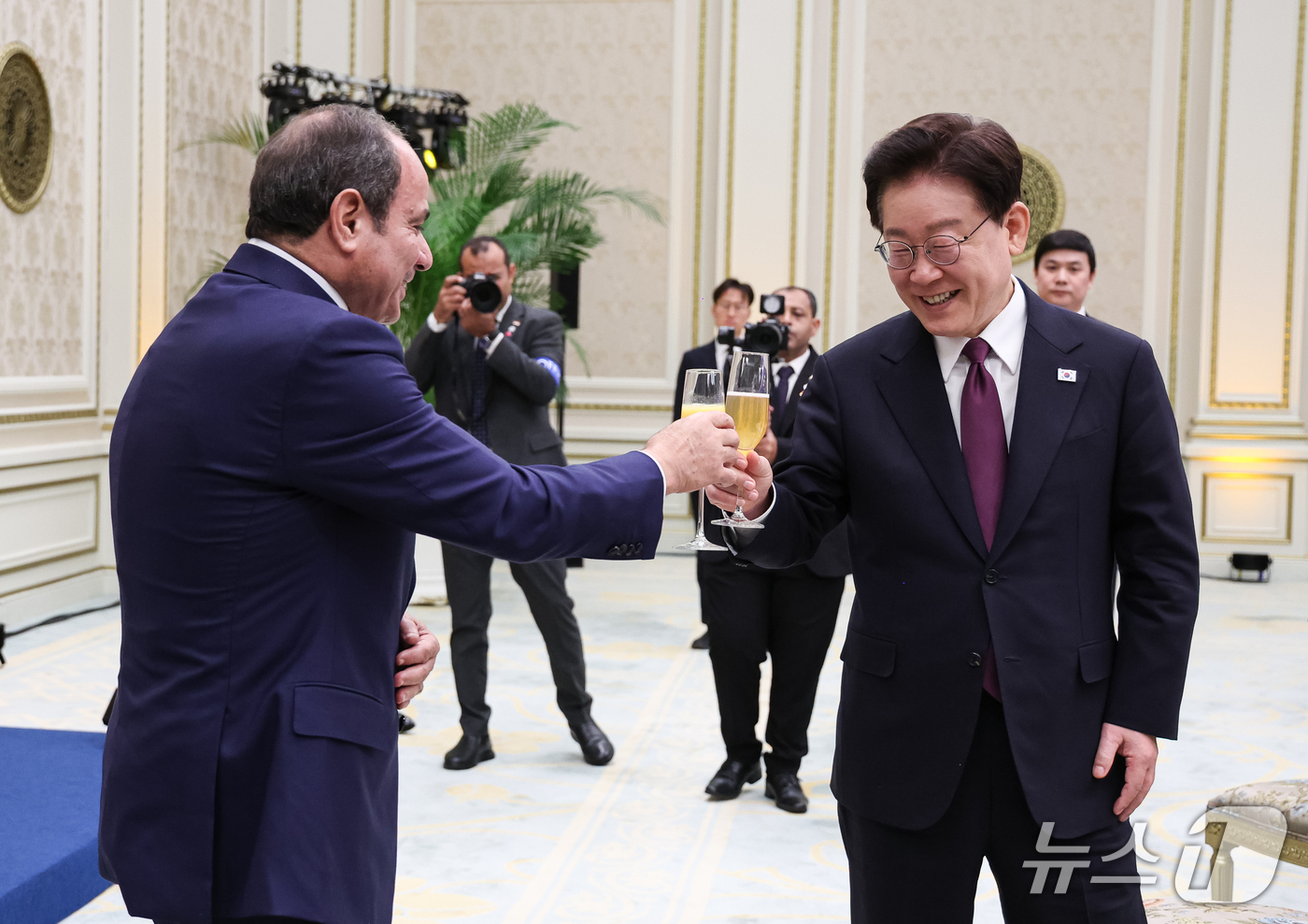 (서울=뉴스1) 허경 기자 = 이재명 대통령과 압델파타 알시시 이집트 대통령이 8일 청와대에서 열린 국빈 오찬에서 건배를 하고 있다. 2026.10.8/뉴스1