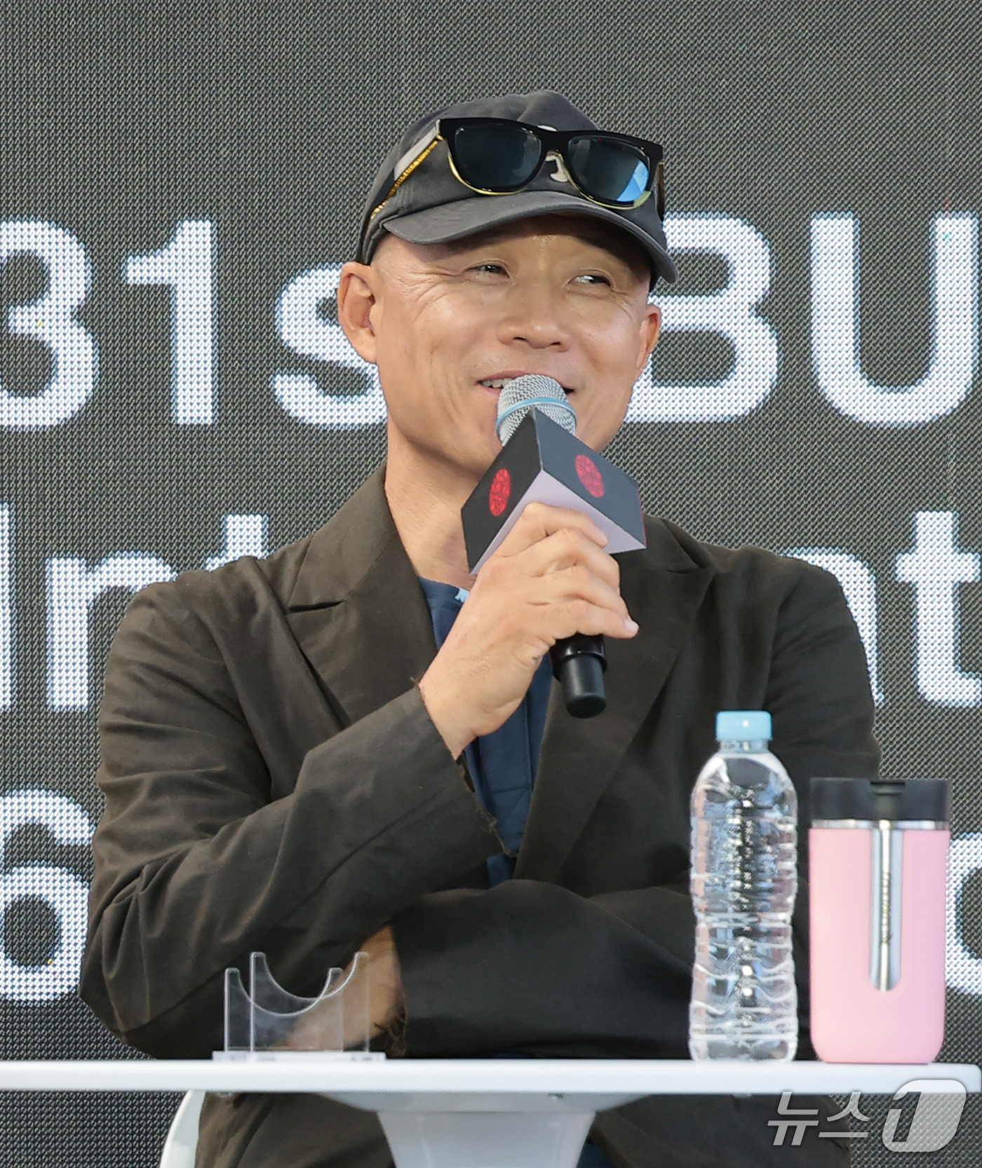 (부산=뉴스1) 권현진 기자 = 송일곤 감독이 8일 부산 해운대구 영화의전당 루프씨어터에서 열린 ‘제31회 부산국제영화제’ 영화 ‘여전히 찬란하게’ 야외무대인사에서 인사를 하고 있 …