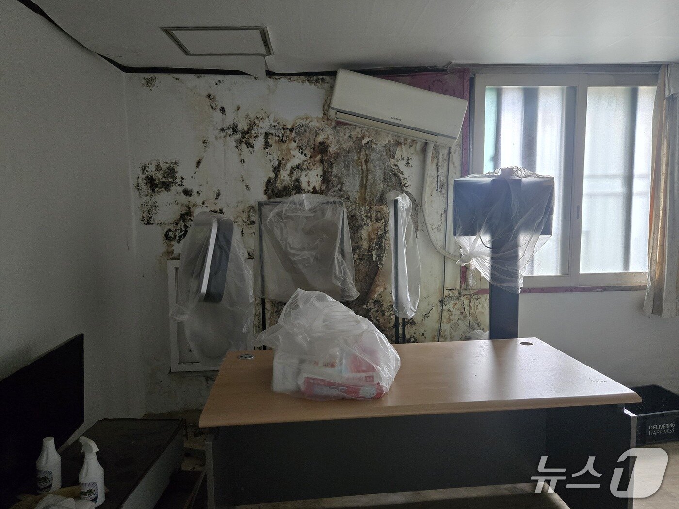 본문 이미지 - 국내 한 휴게소 직원 기숙사 방 일부가 옥상 누수로 인해 폐쇄된 모습.(윤종오 진보당 의원실 제공. 재판매 및 DB 금지)/뉴스1