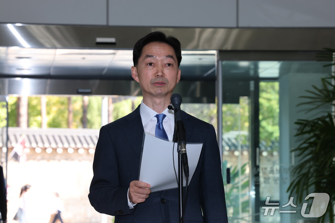 본문 이미지 - 김지용 중대범죄수사청장 후보자가 8일 인사청문회 준비 사무실이 마련된 종로구 정부서울청사 창성동 별관에서 기자회견을 갖고 입장을 발표하고 있다. 2026.10.8 ⓒ 뉴스1 박세연 기자
