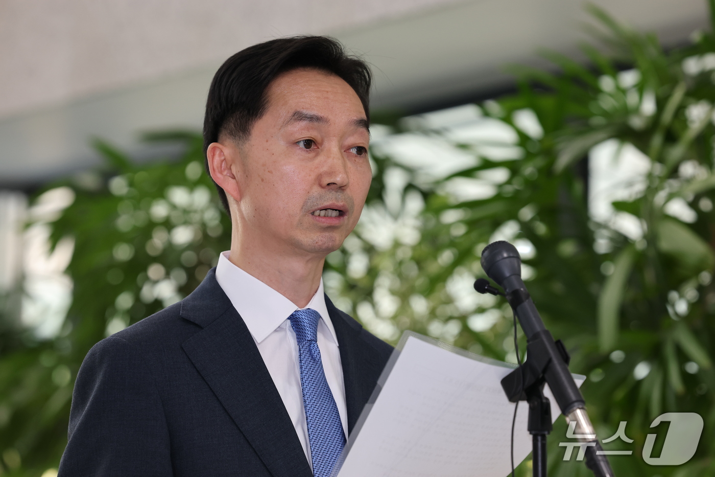 (서울=뉴스1) 박세연 기자 = 김지용 중대범죄수사청장 후보자가 8일 인사청문회 준비 사무실이 마련된 종로구 정부서울청사 창성동 별관에서 기자회견을 갖고 입장을 발표하고 있다. …
