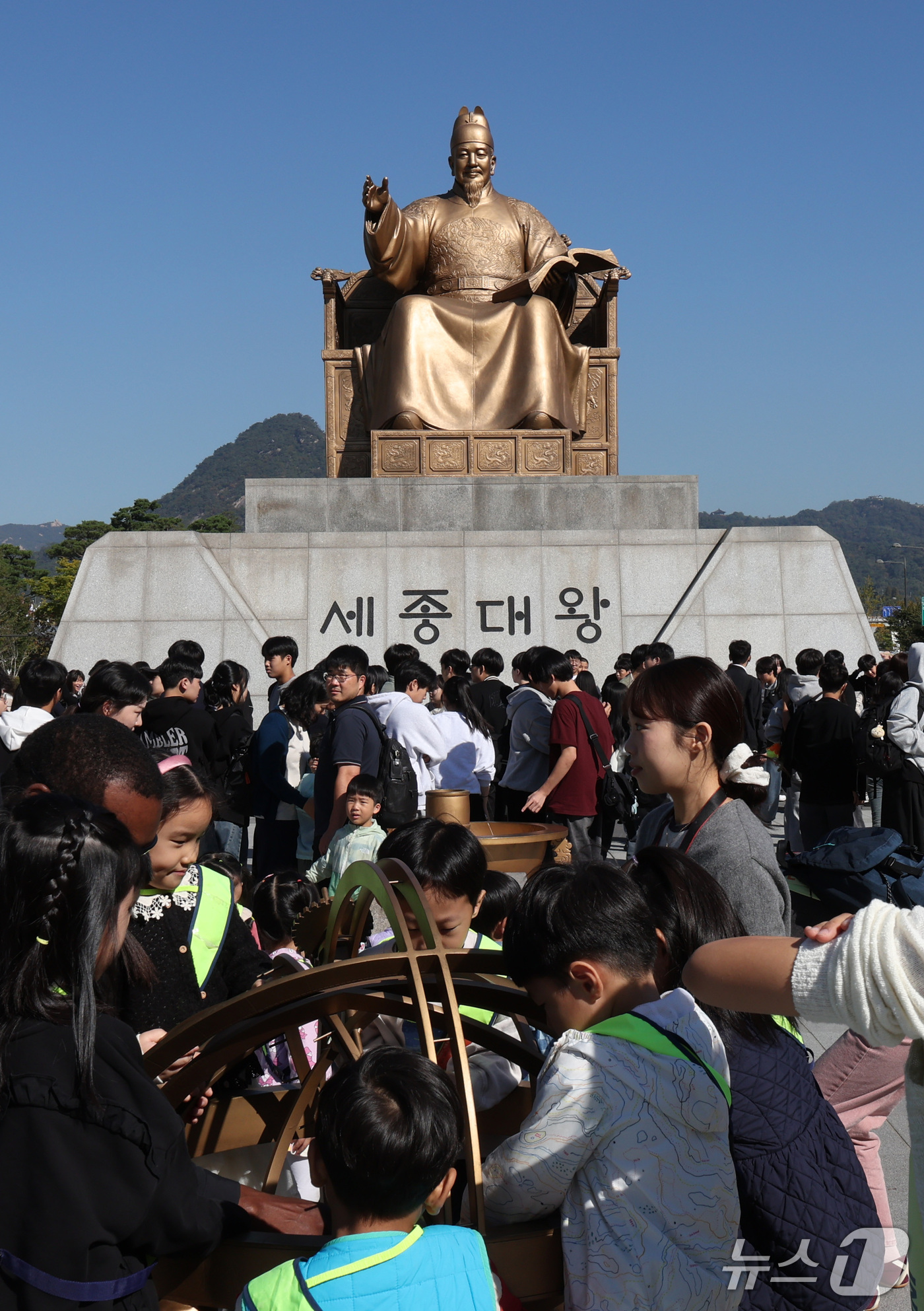 (서울=뉴스1) 박지혜 기자 = 한글날 제정 100주년을 하루 앞둔 8일 서울 종로구 광화문광장이 세종대왕 동상을 찾은 시민들과 외국인 관광객들로 북적이고 있다.올해는 훈민정음 반 …