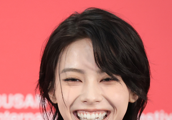 환한 미소로 인사하는 안자이 세이라