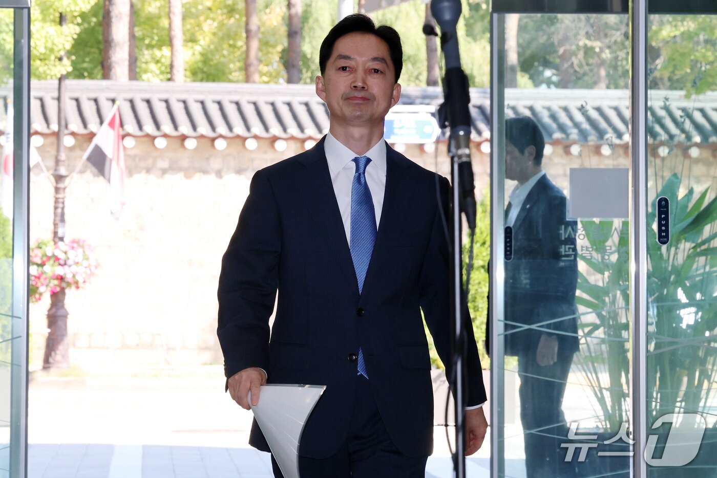 본문 이미지 - 김지용 중대범죄수사청장 후보자가 8일 인사청문회 준비 사무실이 마련된 종로구 정부서울청사 창성동 별관에서 기자회견을 갖기 위해 들어서고 있다. 2026.10.8 ⓒ 뉴스1 박세연 기자