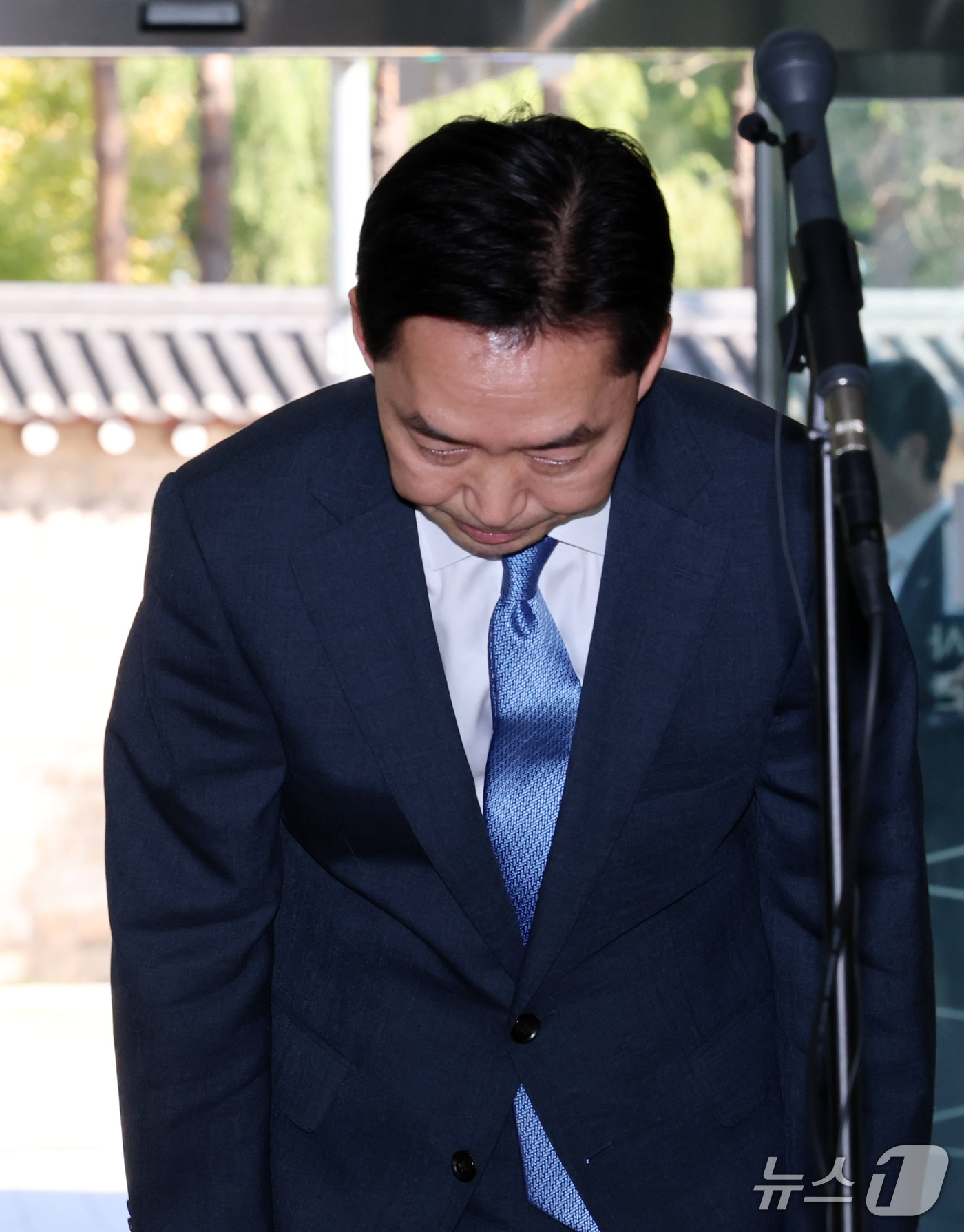 (서울=뉴스1) 박세연 기자 = 김지용 중대범죄수사청장 후보자가 8일 인사청문회 준비 사무실이 마련된 종로구 정부서울청사 창성동 별관에서 기자회견을 갖고 입장을 발표 전 고개 숙여 …