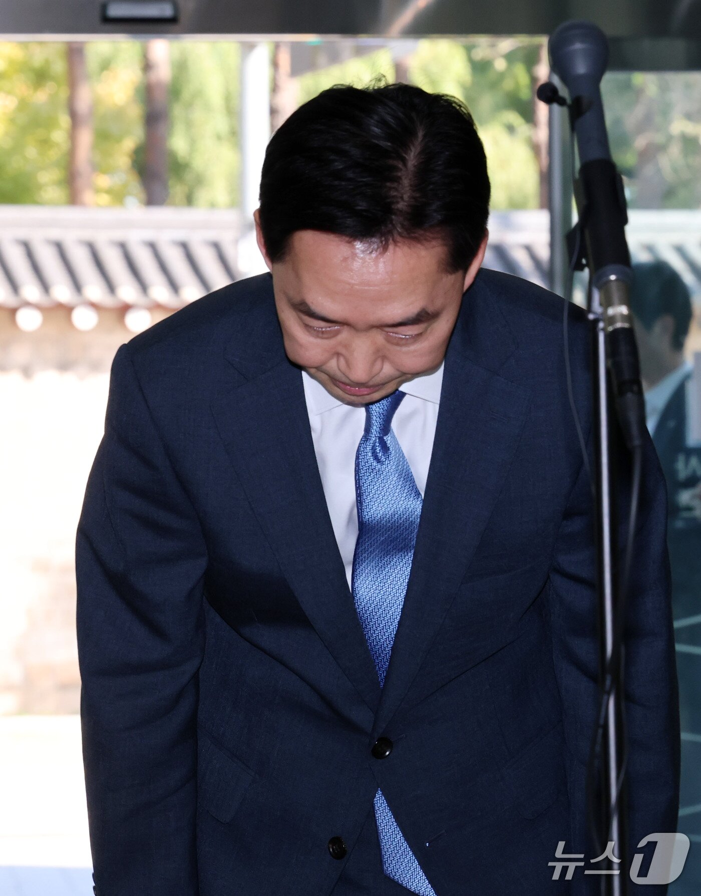 본문 이미지 - 김지용 중대범죄수사청장 후보자가 8일 인사청문회 준비 사무실이 마련된 종로구 정부서울청사 창성동 별관에서 기자회견을 갖고 입장을 발표 전 고개 숙여 인사를 하고 있다. 2026.10.8 ⓒ 뉴스1 박세연 기자