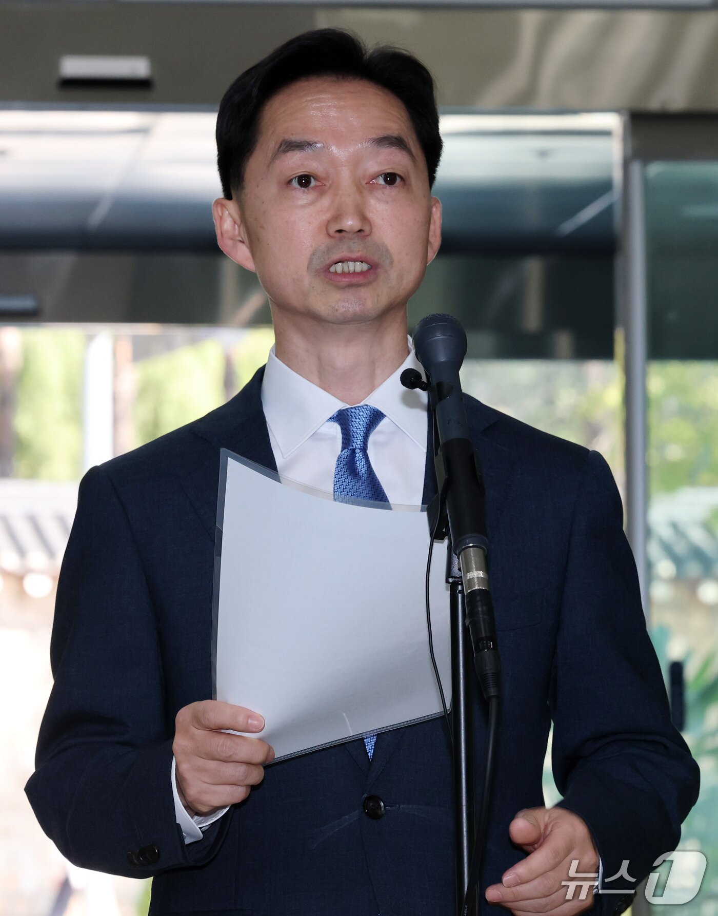 본문 이미지 - 김지용 중대범죄수사청장 후보자가 8일 인사청문회 준비 사무실이 마련된 종로구 정부서울청사 창성동 별관에서 기자회견을 갖고 입장을 발표하고 있다. 2026.10.8 ⓒ 뉴스1 박세연 기자