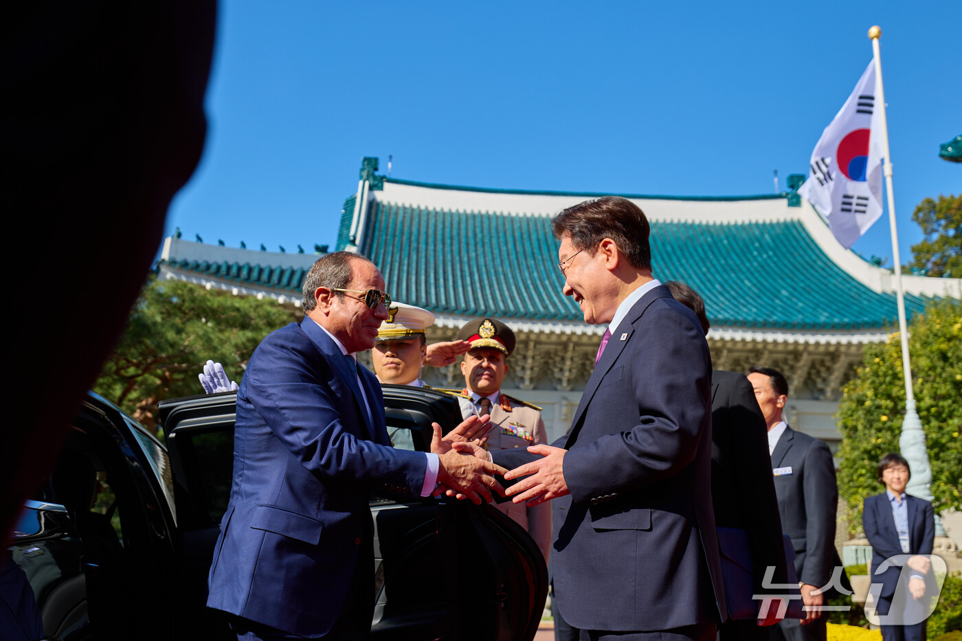 (서울=뉴스1) 허경 기자 = 이재명 대통령이 8일 청와대에서 열린 공식환영식에서 압델파타 알시시 이집트 대통령을 영접하고 있다. (청와대 제공. 재판매 및 DB 금지) 2026. …