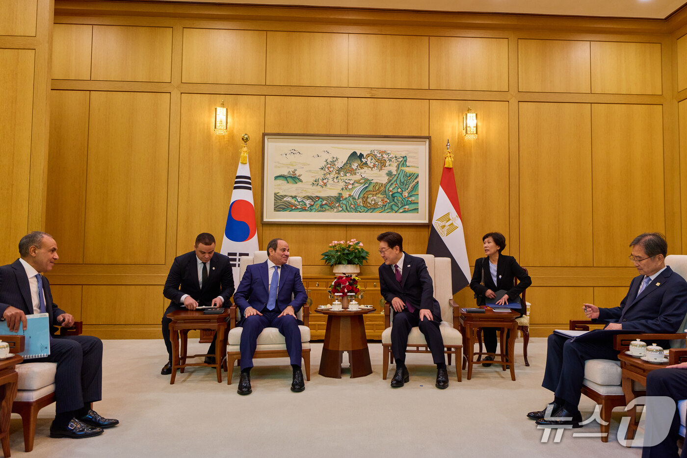 (서울=뉴스1) 허경 기자 = 이재명 대통령과 압델파타 알시시 이집트 대통령이 8일 청와대에서 소인수 회담을 하고 있다. (청와대 제공. 재판매 및 DB 금지) 2026.10.8/ …