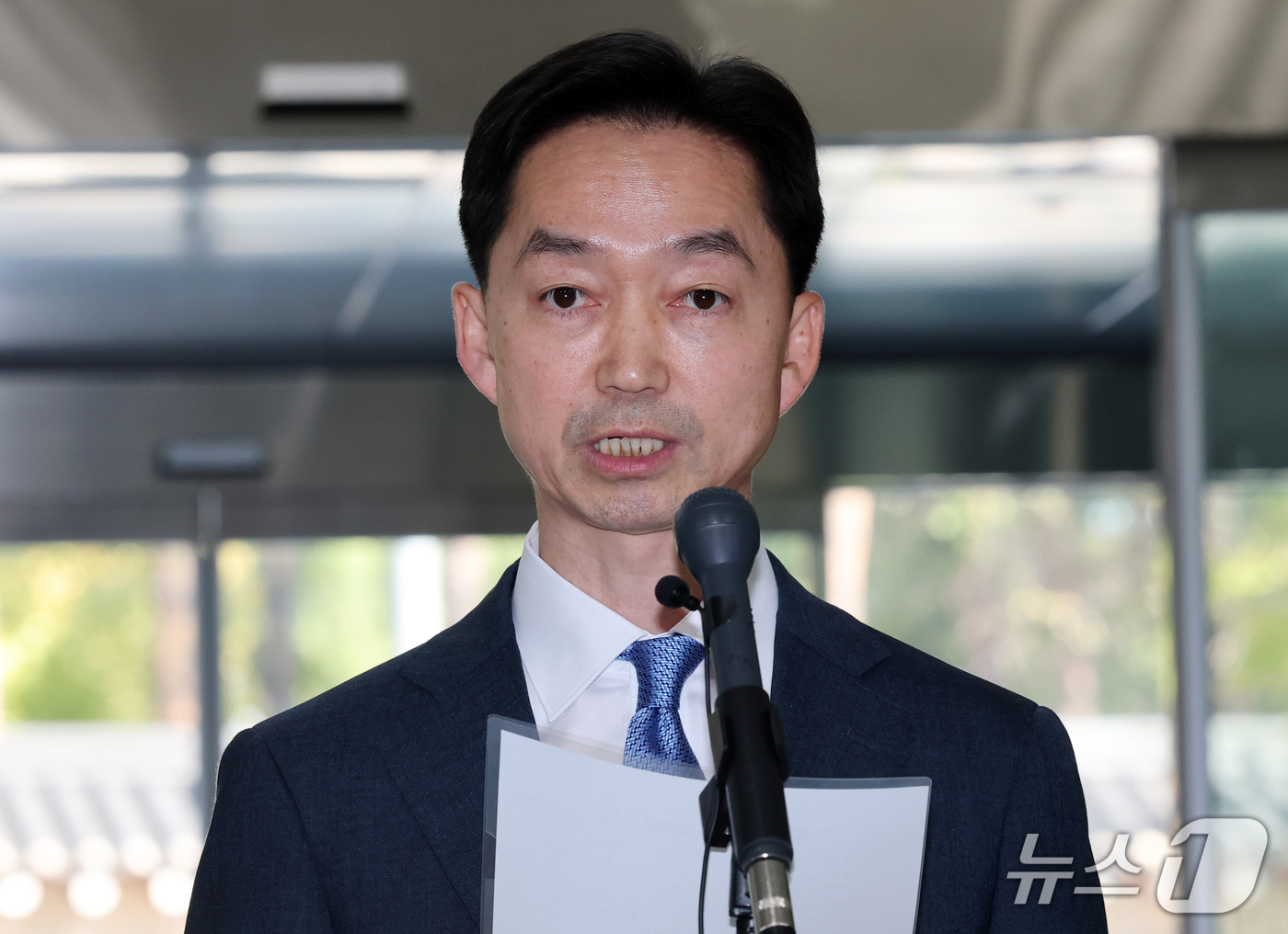 (서울=뉴스1) 박세연 기자 = 김지용 중대범죄수사청장 후보자가 8일 인사청문회 준비 사무실이 마련된 종로구 정부서울청사 창성동 별관에서 기자회견을 갖고 입장을 발표하고 있다. 2 …