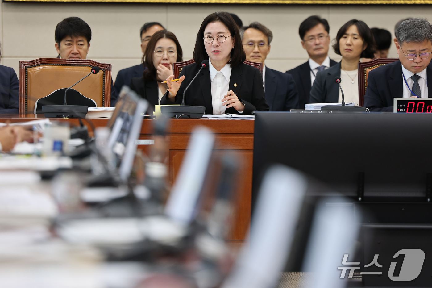 (서울=뉴스1) 김도우 기자 = 이미선 기상청장 8일 서울 여의도 국회에서 열린 기후에너지환경노동위원회 국정감사에 출석해  의원 질의에 답하고 있다. 2026.10.8/뉴스1