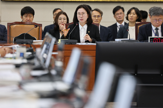 [국감] 의원 질의에 답하는 이미선 기상청장