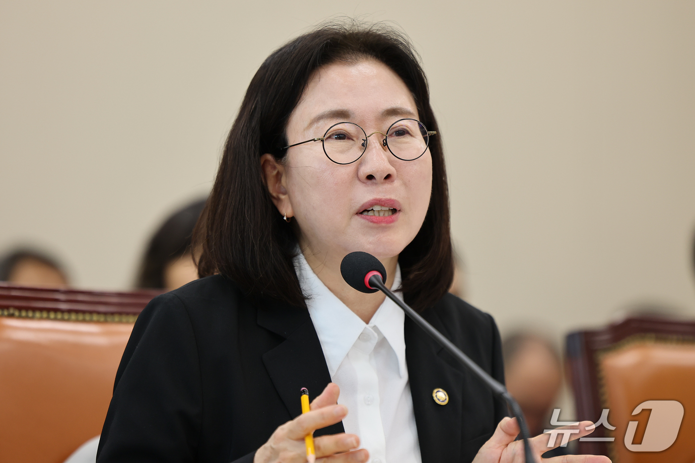 (서울=뉴스1) 김도우 기자 = 이미선 기상청장 8일 서울 여의도 국회에서 열린 기후에너지환경노동위원회 국정감사에 출석해  의원 질의에 답하고 있다. 2026.10.8/뉴스1