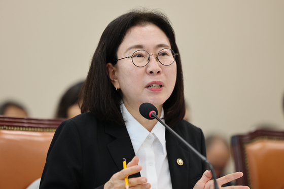 [국감] 의원 질의에 답하는 이미선 기상청장