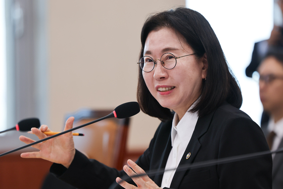 [국감] 의원 질의에 답하는 이미선 기상청장
