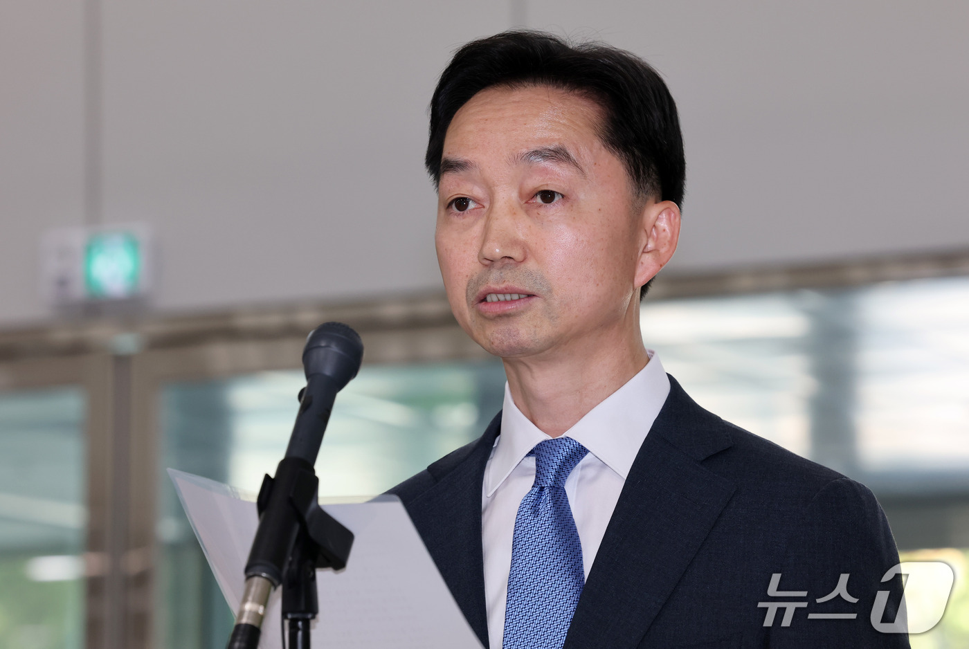 (서울=뉴스1) 박세연 기자 = 김지용 중대범죄수사청장 후보자가 8일 인사청문회 준비 사무실이 마련된 종로구 정부서울청사 창성동 별관에서 기자회견을 갖고 입장을 발표하고 있다. 2 …