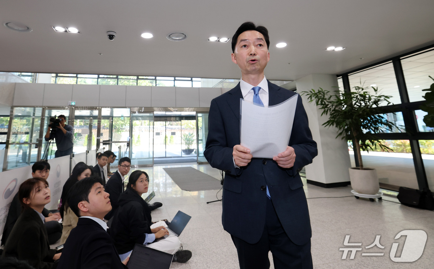 (서울=뉴스1) 박세연 기자 = 김지용 중대범죄수사청장 후보자가 8일 인사청문회 준비 사무실이 마련된 종로구 정부서울청사 창성동 별관에서 입장을 발표하는 기자회견을 마치고 들어서고 …