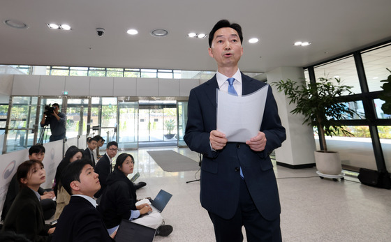 사무실 들어서며 취재진 질문에 답하는 김지용 후보자