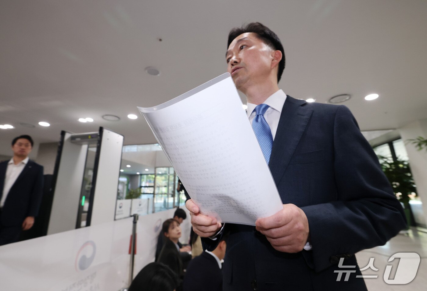 본문 이미지 - 김지용 중대범죄수사청장 후보자가 8일 인사청문회 준비 사무실이 마련된 종로구 정부서울청사 창성동 별관에서 입장을 발표하는 기자회견을 마치고 들어서고 있다. 2026.10.8 ⓒ 뉴스1 박세연 기자