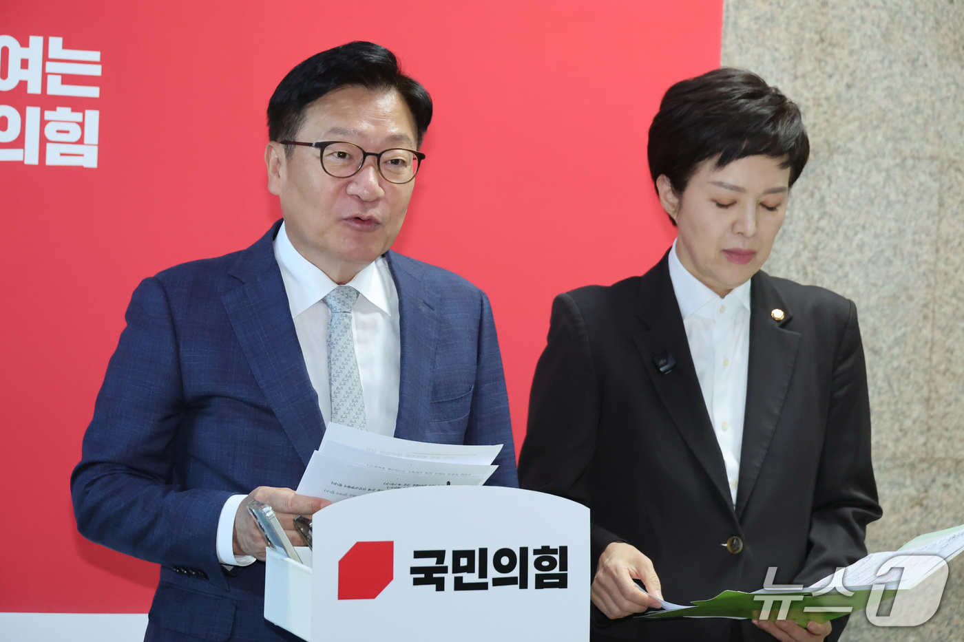 (서울=뉴스1) 신웅수 기자 = 정점식 국민의힘 원내대표가 8일 서울 여의도 국회에서 문재인 정부의 부동산 전문가 블랙리스트 작성 및 불법 사찰 의혹에 대해 브리핑을 하고 있다. …