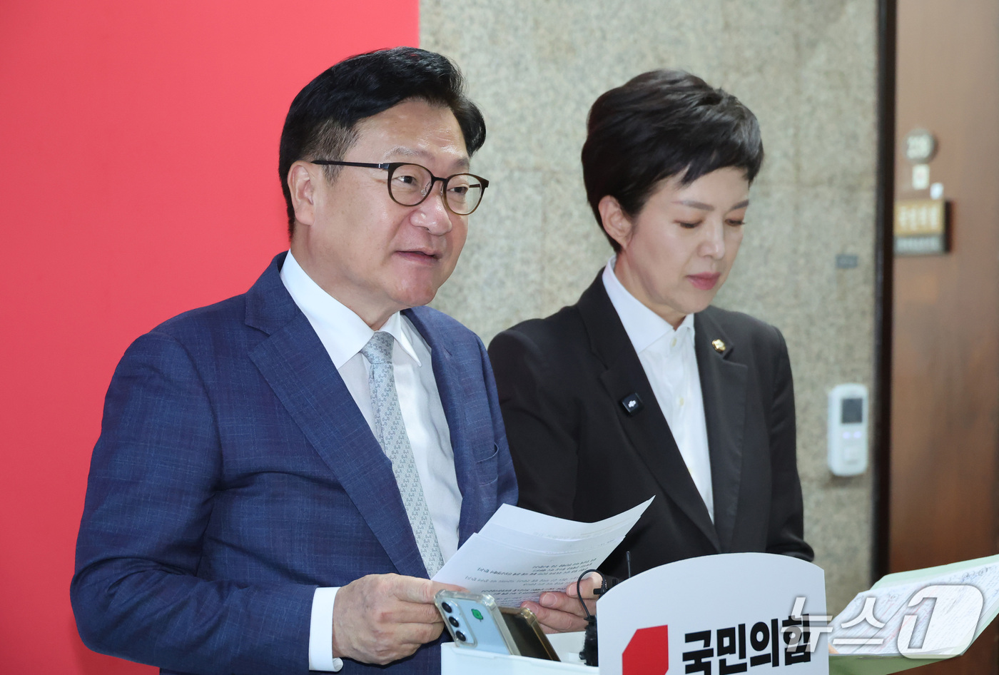 (서울=뉴스1) 신웅수 기자 = 정점식 국민의힘 원내대표가 8일 서울 여의도 국회에서 문재인 정부의 부동산 전문가 블랙리스트 작성 및 불법 사찰 의혹에 대해 브리핑을 하고 있다. …