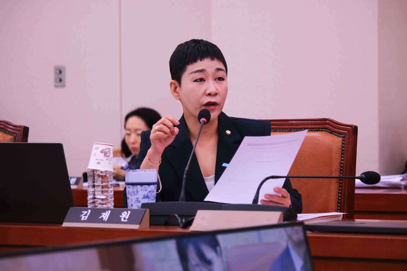 본문 이미지 - 8일 국회 문화체육관광위원회 소속 조국혁신당 김재원 의원이 국정감사에서 질의하고 있다. (조국혁신당 김재원 의원실 제공)