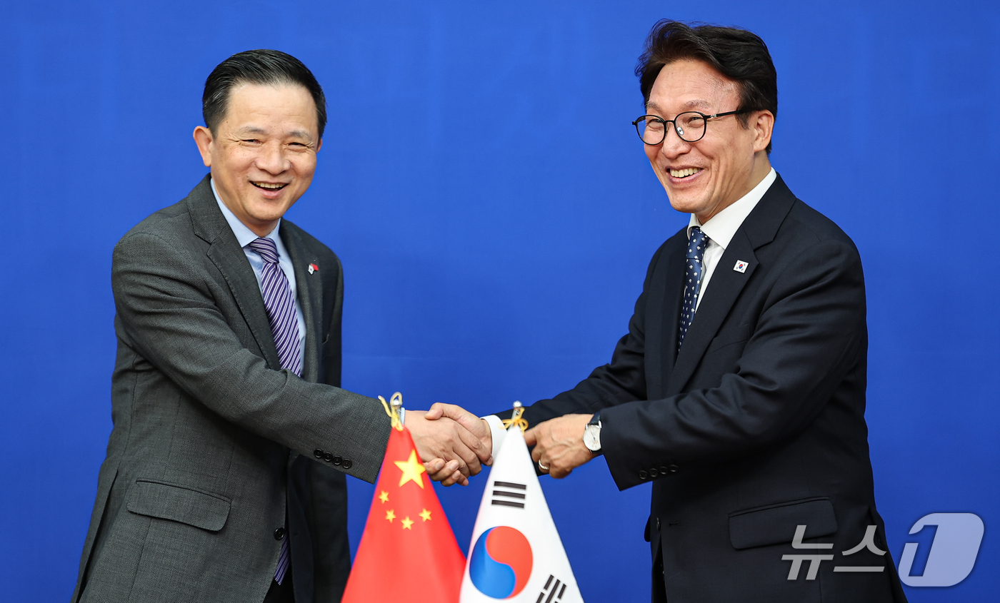 (서울=뉴스1) 김도우 기자 = 김민석 더불어민주당 대표가 8일 서울 여의도 국회에서 다이빙 주한중국대사를 접견하며 기념촬영을 하고 있다. 2026.10.8/뉴스1
