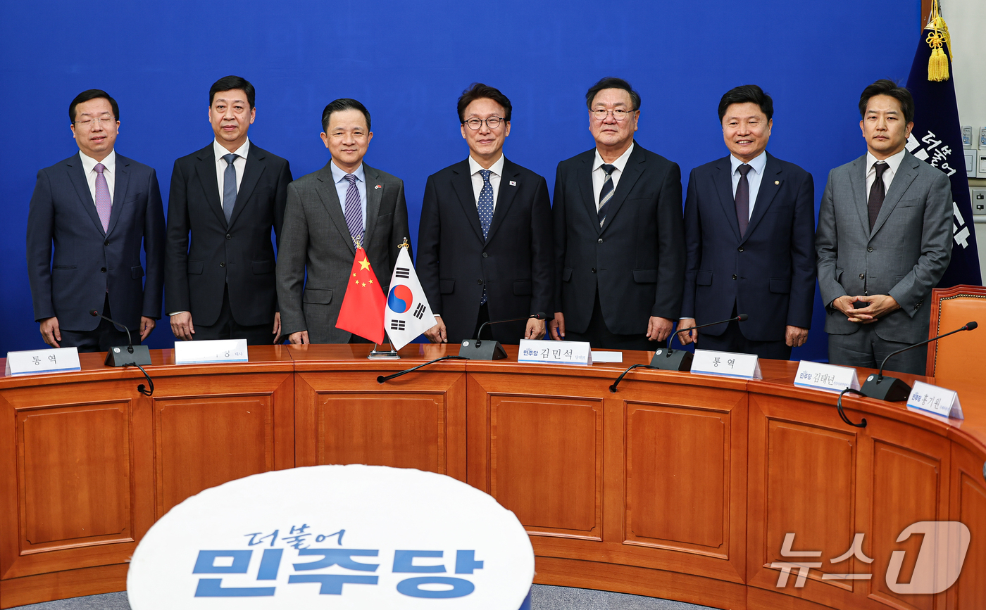 (서울=뉴스1) 김도우 기자 = 김민석 더불어민주당 대표가 8일 서울 여의도 국회에서 다이빙 주한중국대사를 접견하며 참석자들과 기념촬영을 하고 있다. 2026.10.8/뉴스1